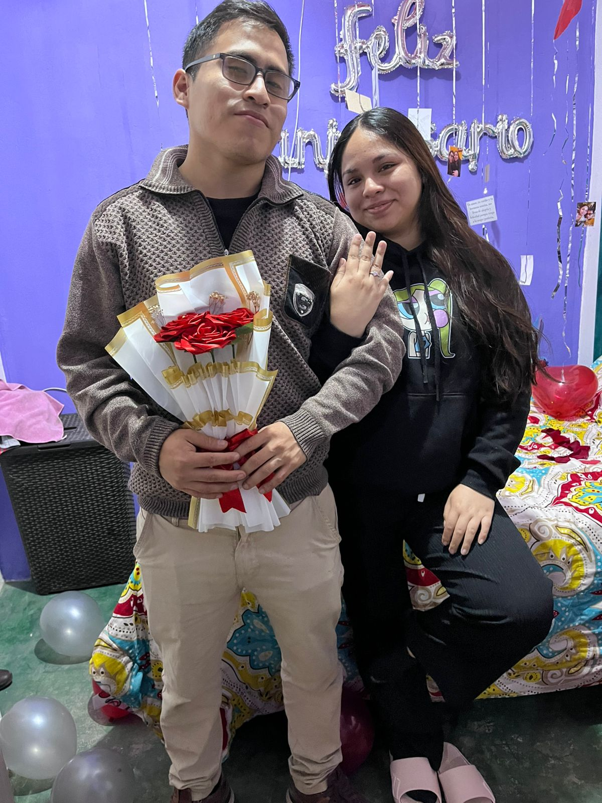 Nuestro recuerdo de aniversario, juntos con un ramo de rosas